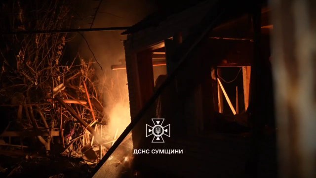L'armée russe a lancé des frappes aériennes massives cette nuit dans la région de Soumy avec trois drones d'attaque Les frappes ont provoqué des incendies et des destructions à trois endroits différents.