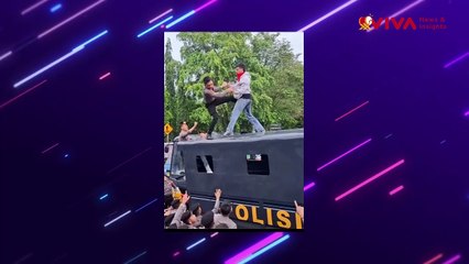 Bak Film Action! Mahasiswa VS Polisi Duel di Atas Mobil
