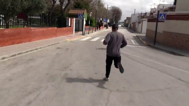 Kiko Rivera huye corriendo ante las preguntas sobre el ingreso de Isabel Pantoja