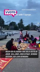 Seronok tengok suasana macam ni! Jiran-jiran sepakat bawa potluck, bentang tikar, berbuka bersama depan rumah.