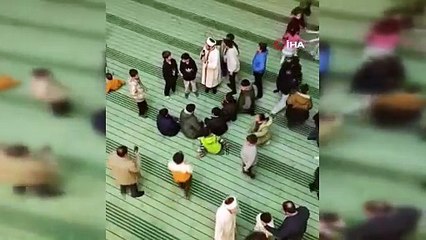 Camide hem namaz hem oyun! Minikler teravihte camiyi şenlendiriyor!