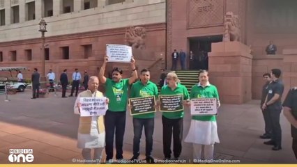 ഒബിസി സംവരണം ആവശ്യപ്പെട്ട് പാര്‍ലമെന്റ് വളപ്പില്‍ ബിഹാറിലെ ആര്‍ജെഡി എംപിമാർ പ്രതിഷേധിച്ചു