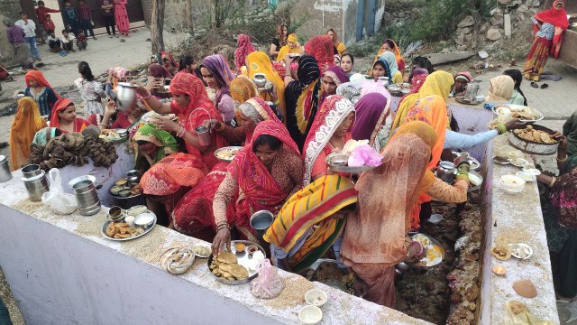अलावडा के शीतला माता पर लगाया ठंडे पकवानों का भोग