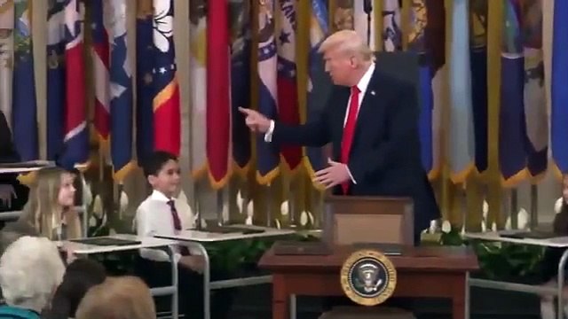 Trump extingue Departamento de Educação rodeado de... alunos
