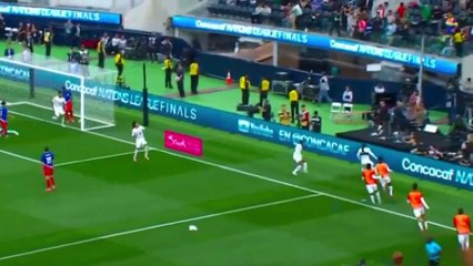 Panamalı oyuncular, son dakika golünü Thierry Henry'ye sarılarak kutladı!