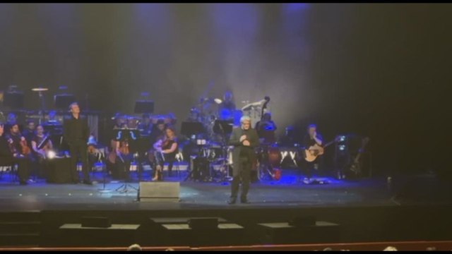 Samuele Bersani dal palco: ho avuto un tumore, grazie per l'affetto