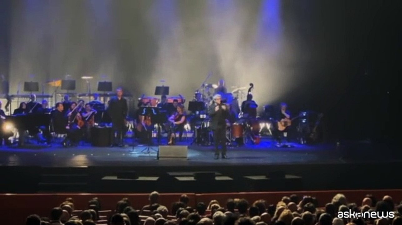 Samuele Bersani dal palco: ho avuto un tumore, grazie per l'affetto