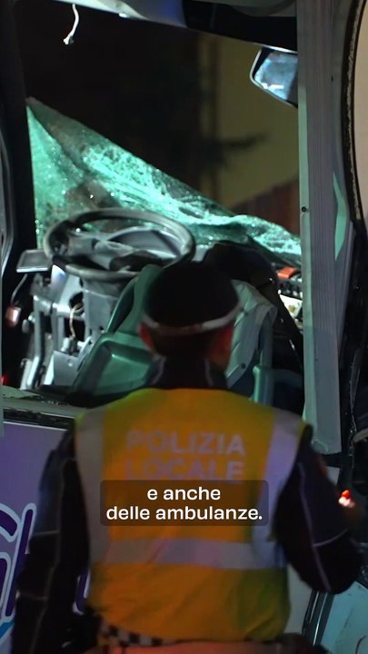 Autobus fuori strada  a Brescia, sale a due il numero dei morti