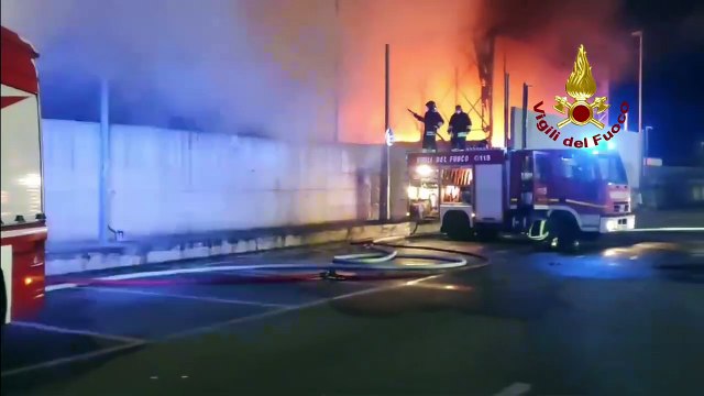 GIZZERIA (CZ) - FIAMME IN AZIENDA DI RIFIUTI NEL CATANZARESE (21.03.25)