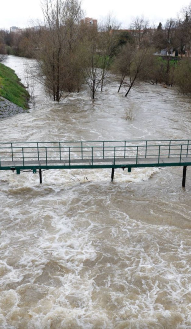 Emergencias pide restringir los desplazamientos por la lluvia, se han suspendido clases en las universidades y la crecida del r�o pone en riesgo el ramal de la M-30 a la M-40. 

El peligro no est� tanto en las lluvias como en los desembalses de las presas y el posible desbordamiento de los r�os Manzanares, Guadarrama y Jarama. La lecci�n de lo sucedido en Valencia meses atr�s ha calado en la sociedad pero, tambi�n, en la clase pol�tica.