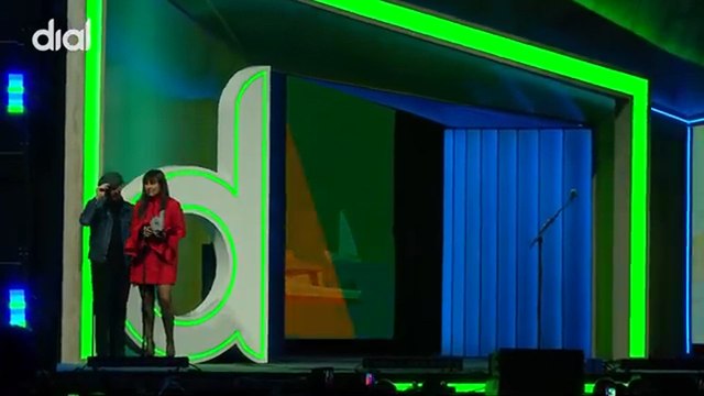 AMARAL en los 'Premios Dial': Muchas veces nos decimos que no nos creamos muchos los premios y que tenemos que tener los pies en la tierra, pero hoy nos vais a permitir que nos creamos este premio, porque no se sabe muy bien dónde estaremos mañana