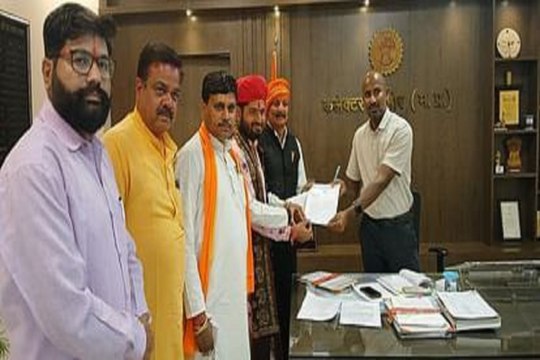 विश्व हिंदू परिषद, देशी गोवंश रक्षण संवर्धन समिति प्रतिनिधि मंडल ने दिया कलेक्टर को ज्ञापन