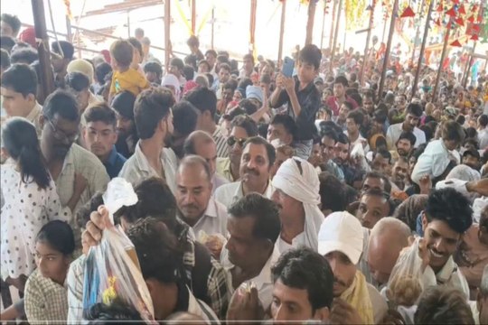 शीतला माता के मेले में लाखों श्रद्धालुओं ने दर्शन कर मांगी मन्नत