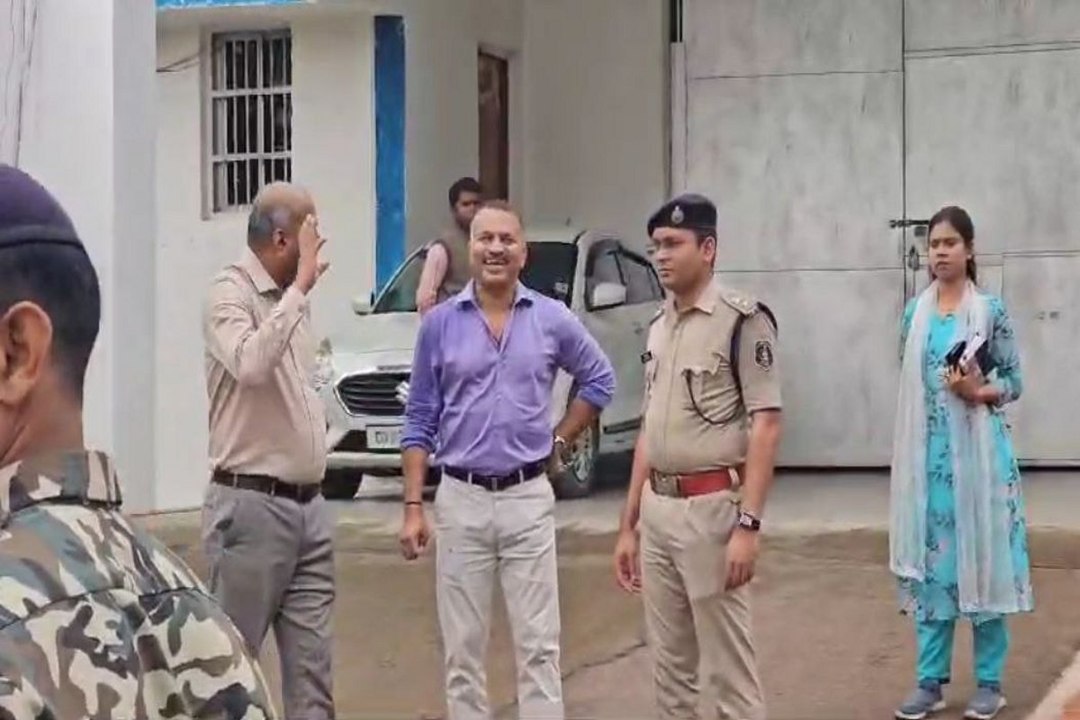 Central Jail Ambikapur: सेंट्रल जेल में कुख्यात बदमाशों के बैरक में मिला था मोबाइल और गांजा, कलेक्टर-एसपी ने किया निरीक्षण