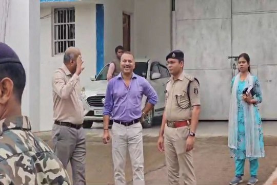 Central Jail Ambikapur: सेंट्रल जेल में कुख्यात बदमाशों के बैरक में मिला था मोबाइल और गांजा, कलेक्टर-एसपी ने किया निरीक्षण