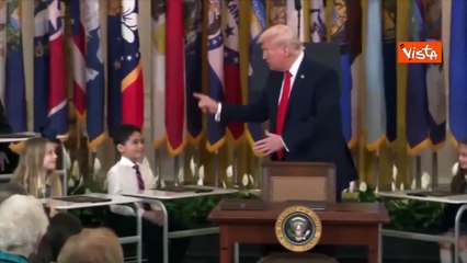 Trump seduto fra i banchi di scuola con gli studenti firma eliminazione Dipartimento dell'educazione