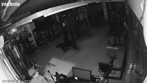 Homem invade academia próxima à delegacia e furta bomba d'água e celulares