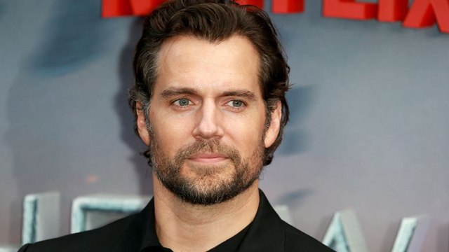 Fou Mais Vrai : Henry Cavill a arrêté de boire de l'eau pour The Witcher !