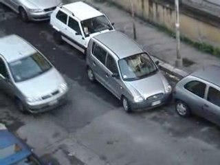 Une femme qui gare sa voiture mdr