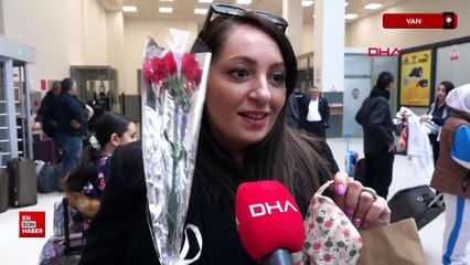 Van'daki gümrük kapısında İranlı turistlere çiçekli karşılama