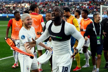 El loco festejo de Cecilio Waterman con Thierry Henry