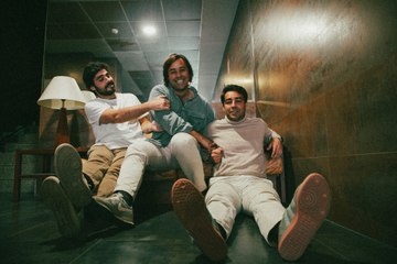 Los Hermanos Martínez: la banda de pop folk que arrasa con su autenticidad y su primer álbum, Súbete el volumen