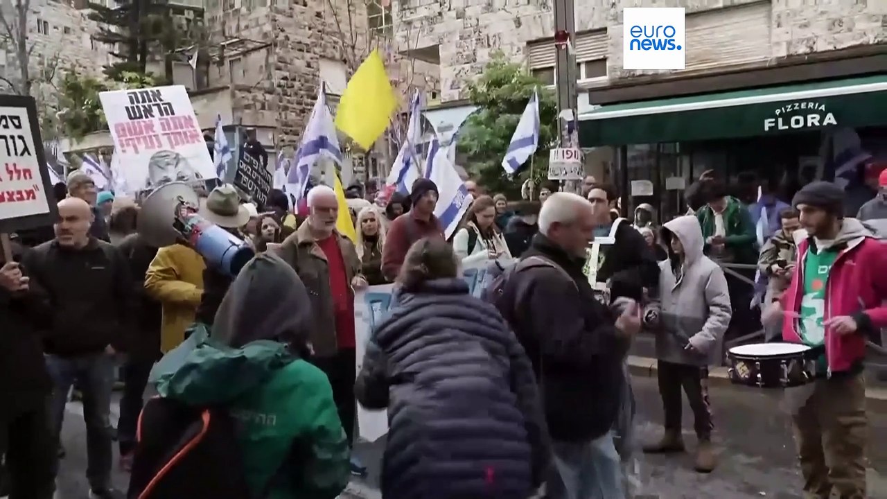 مئات المتظاهرين في القدس يطالبون نتنياهو بوقف الحرب على غزة وإعادة الرهائن