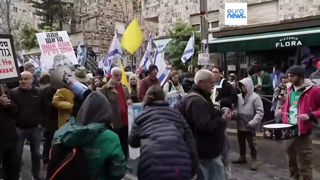 مئات المتظاهرين في القدس يطالبون نتنياهو بوقف الحرب على غزة وإعادة الرهائن