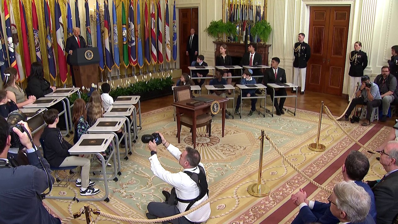Trump con niños en el salon oval