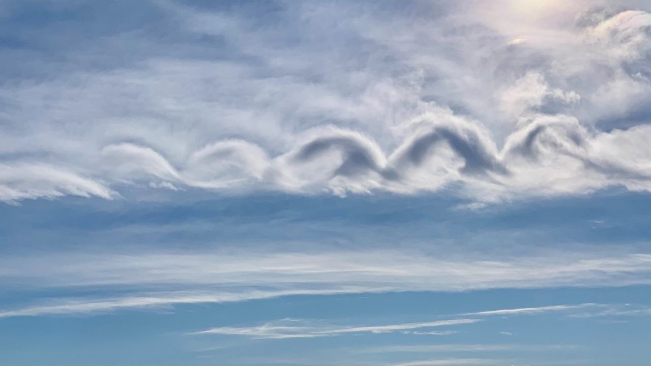 Himmelsbeobachter entdeckt Wolke im Stil von Loch Ness