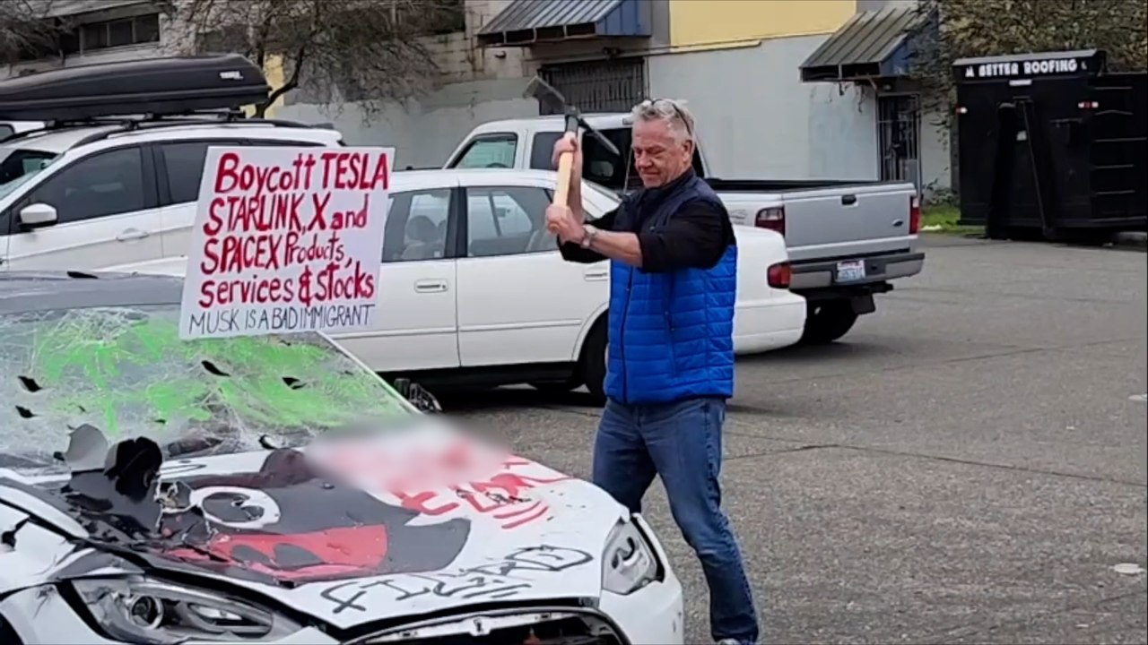 Schockierende Szenen von Anti-Tesla-Protesten in Amerika