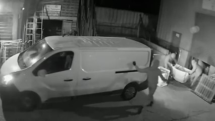 Footage shows gang making off with over £100k worth of vapes
