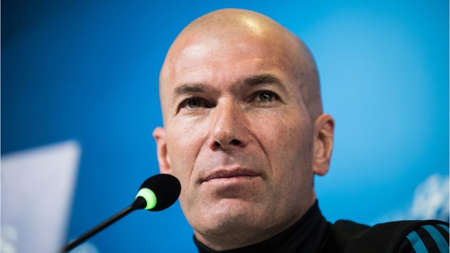 GALA VIDEO - Zinédine Zidane grand-père gaga : nouvelle photo avec ses 3 petites-filles, tellement attendrissant !