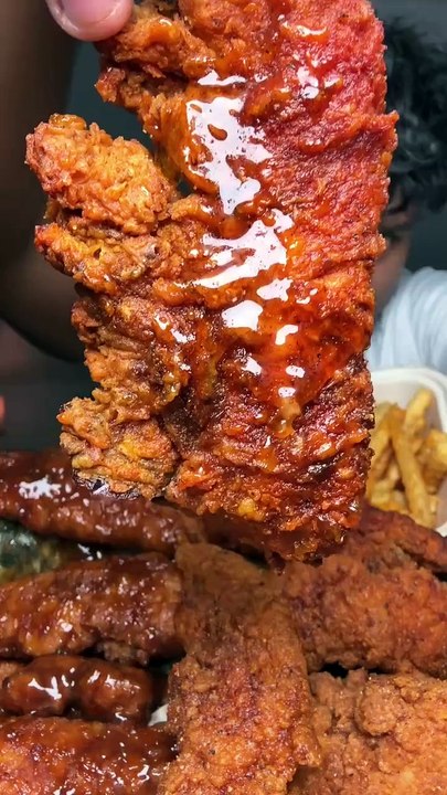 Follow for more ASMR videos🌮🍟 Credits: @nafeatfood #mukbang #asmr #fastfood #asmreating