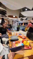 Allegra Cubero y el artista favorito para su fiesta.