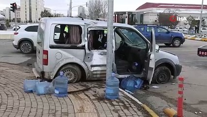 Hafif ticari araç ile otomobil çarpıştı, yoldan geçen yaya ağır yaralandı