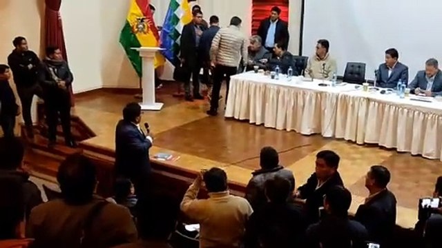 La Confederación Sindical de Chóferes de Bolivia, logra que el presidente ejecutivo interino de la ABC abandoné la testera.