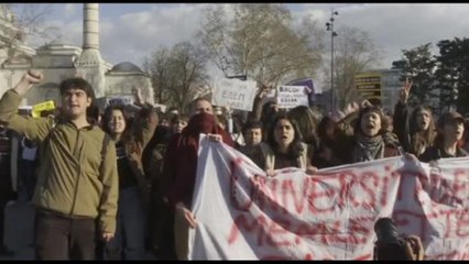 Istanbul, centinaia di studenti in piazza per il sindaco Imamoglu