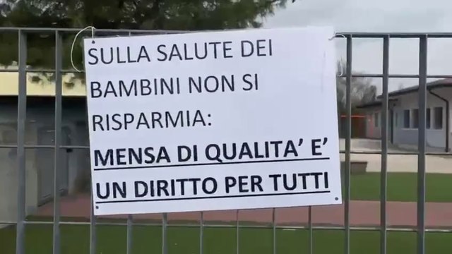 Treviso, vermi nella mensa della scuola: la protesta delle mamme
