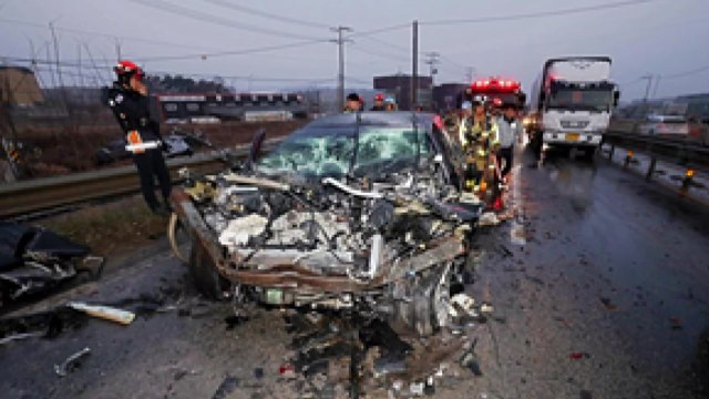 화물차 들이받은 승용차에 불...60대 운전자 숨져 / YTN