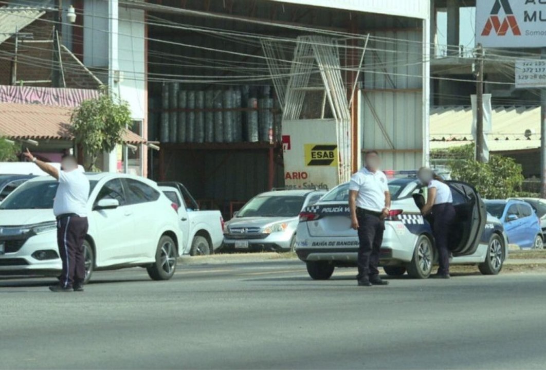 Acusan a tránsitos de Bahía de extorsionar a turistas con “mordidas” de hasta mil dólares