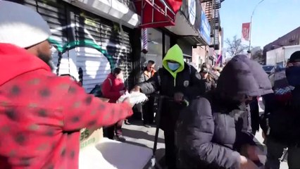 Un reparto benéfico de huevos en Nueva York termina a los 5 minutos ante la masiva demanda