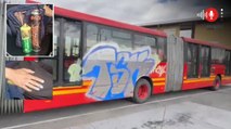 Vandalismo en Transmilenio: cogieron a dos jóvenes pintando graffitis en buses del sistema