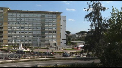 Situazione stabile per il papa con nuovi piccoli miglioramenti