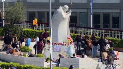 Situazione stabile per il papa con nuovi piccoli miglioramenti