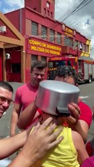 Menino de 2 anos fica com panela de pressão presa na cabeça