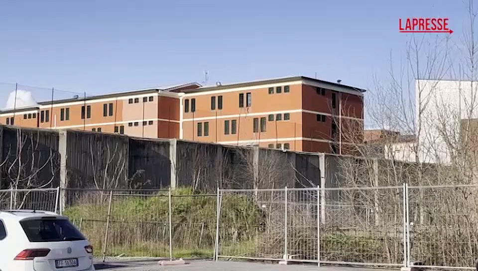 Video Milano, incendio al carcere Beccaria: vigili del fuoco sul posto