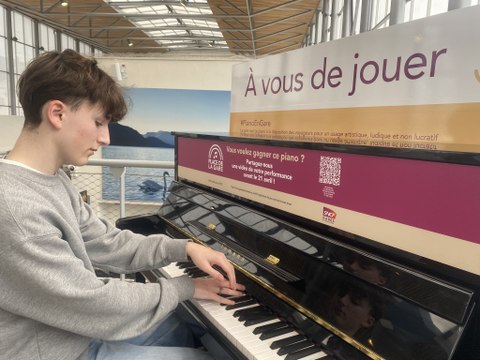 Chambéry : un jeune Savoyard participe au concours de piano de la SNCF