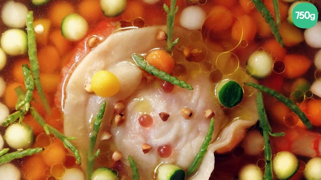 Consommé de crevettes, ravioles et billes de légumes