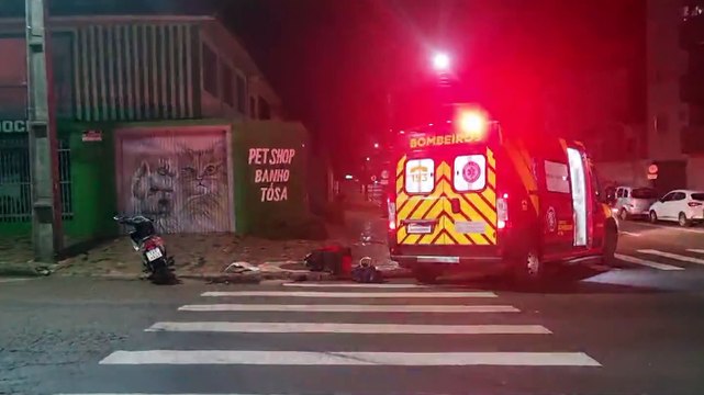 Carro e moto batem em cruzamento no Centro e entregador fica ferido